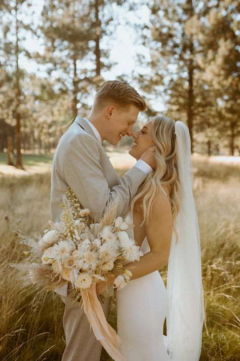 Classic Wedding Photo Poses, Fun Bride And Groom Pictures, Solo Bride Photos, Bridals Photo Ideas, Light And Airy Wedding Photography, Wedding Photo Outdoor, Small Bridal Party Photos, Airy Wedding Photography, Summer Wedding Photography