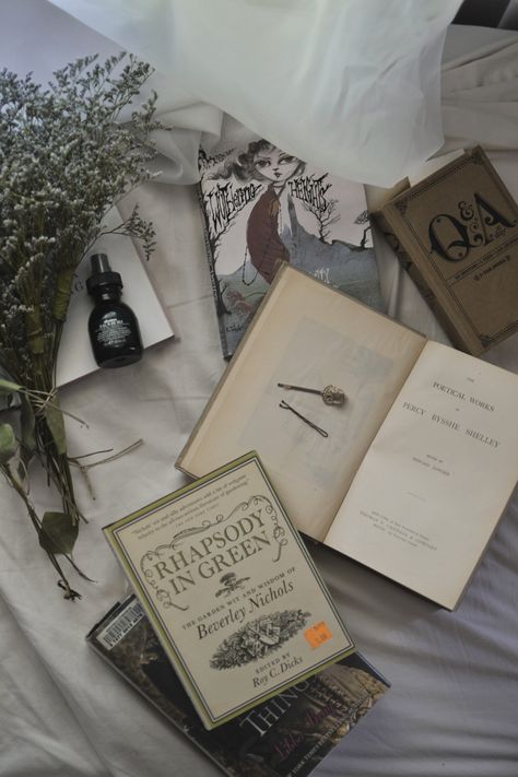 Victorian-effect Victorian Era Aesthetic, 1800s Aesthetic, Victorian Romance, Bookstagram Inspiration, Victorian Aesthetic, Book Instagram, The Infernal Devices, Witch Aesthetic, Dark Academia Aesthetic