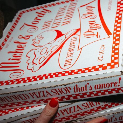 Pizza Just Married, Just Married Pizza, Wedding Pizza Boxes, Custom Pizza Boxes, Pizza Box Design, Pizza Wedding, Custom Pizza, Wedding Logistics, Personal Pizza