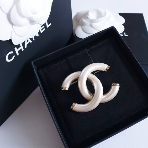 LAULAYLUXURY on Instagram: “The perfect pearl effect CC brooch! We are in love ⭐” Chanel Girl, Cc Brooch, Pearl Brooch, Phone Ring, Our Love, In Love, Chanel, On Instagram, Quick Saves