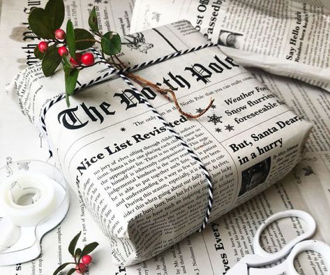 News Paper Christmas Wrapping, Brown And White Christmas Wrapping, Christmas Wrapping Newspaper, Unique Christmas Wrapping Paper, Newspaper Christmas Wrapping, Cool Wrapping Paper, Christmas Wrapping Inspiration, Newspaper Wrapping Paper, Sustainable Gift Wrapping