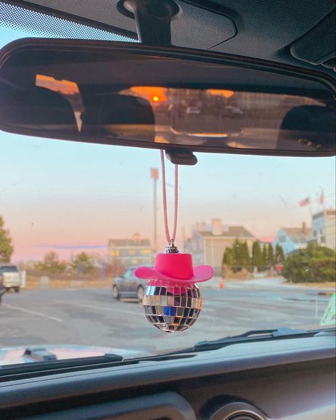 Car Assesories Jeep, Cute Inside Car Decorations, Teen Girl Car Accessories, Review Mirror Car Decorations, Decorated Car, Car Decorating, Disco Cowboy, Preppy Car, Car Mirror Decorations