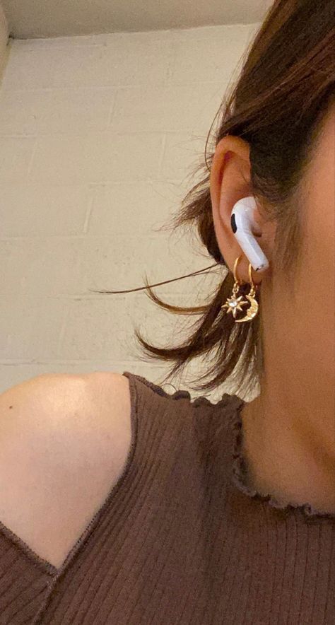 #earrings #airpods #outfit #fits #outfit #jewelry #hair Airpods Pro Aesthetic In Ear, Airpods Outfit Women, Airpods Photography Ideas, Airpods In Ear Aesthetic, Airpods On Ear, Wearing Airpods Aesthetic, Ear Pods Aesthetic, Airpods Outfit, Airpods Snap