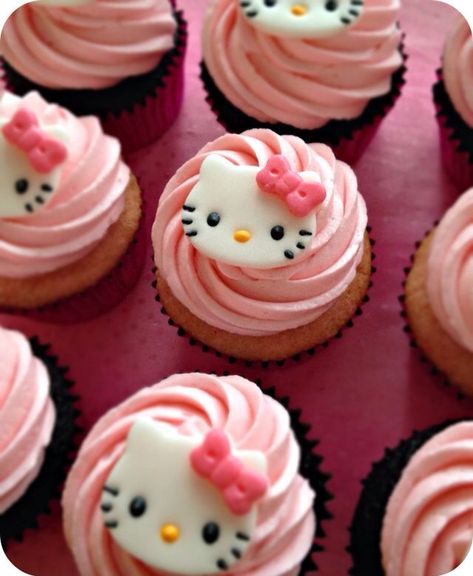 Hello Kitty cupcakes Kue Hello Kitty, Bolo Da Hello Kitty, Hello Kitty Baby Shower, Kitty Cupcakes, Hello Kitty Theme Party, Hello Kitty Birthday Cake, Pastel Cupcakes, Cake Liner, Cat Cupcakes