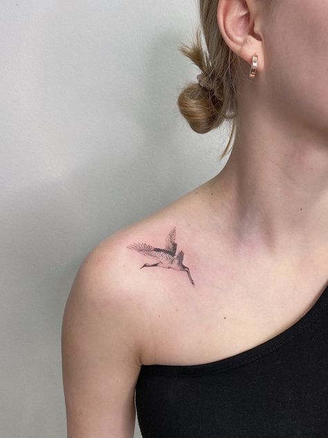 Miniature realistic stork tattoo White Stork Tattoo, Crane Tattoo Shoulder, Stork Tattoo Design, Nightingale Tattoo, Stork Tattoo, Heron Tattoo, Swan Tattoo, Bird Tattoos For Women, Crane Tattoo