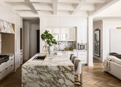 Marble Island, Kitchens Luxury, Kitchen Marble, Dream Kitchens, Family Kitchen, Kitchen Inspiration Design, Oval Cut Diamond, Kitchen Design Ideas, Kitchen Inspo