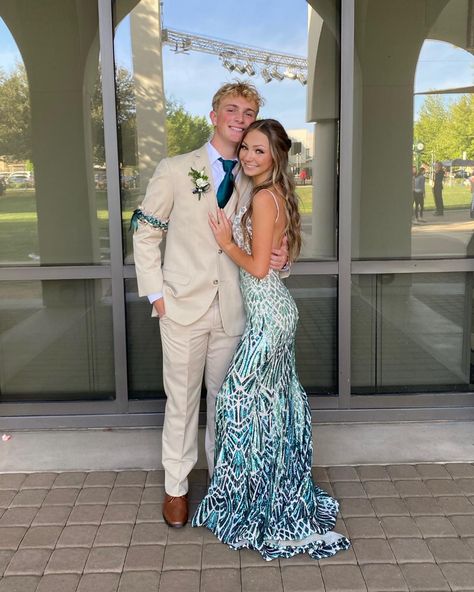 Prom Pose, Prom Picture Poses, Prom Picture, Prom Pics, Prom Dress Inspo, Prom Inspiration, Dance Ideas, Prom Poses, Hoco Dress