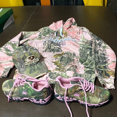 Women’s Pink Camo Combo Cabelas Sweatshirt M. Mossy Oak Cap Realtree Girl Camo Sneakers 7 1/2. All 3 Items Together Camo Aesthetic, Girl Camo, Camo Sneakers, Camouflage Outfits, Camo And Pink, Camo Outfits, Army Camo, Pastel Outfit, Camo Girl