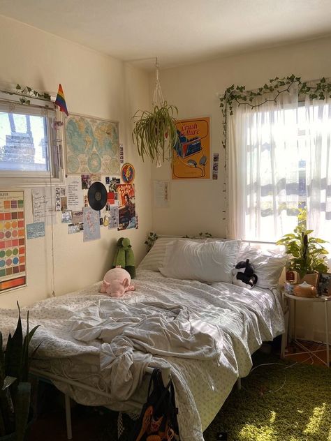 Lots Of Plants, Dekorasi Kamar Tidur, Indie Room Decor, Grunge Room, Indie Room, Redecorate Bedroom, Dreamy Room, Dream Room Inspiration, Small Room