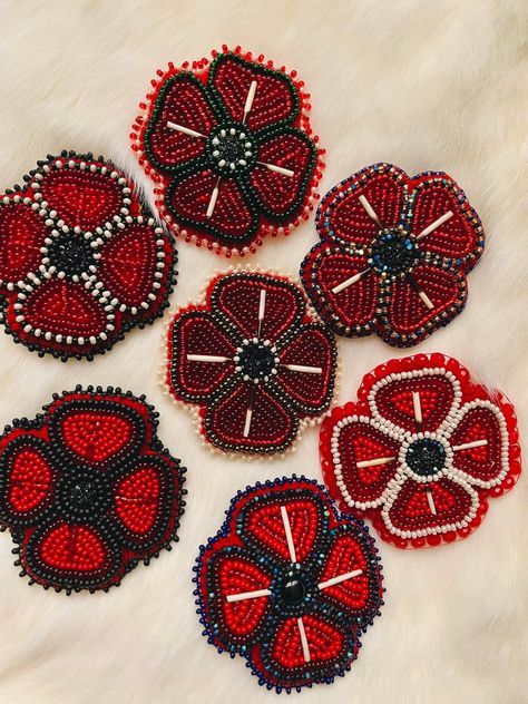 Beaded Poppy, Aboriginal Education, Nativity Crafts, Beaded Lanyards, Beadwork Patterns, Crafts To Make And Sell, Remembrance Day, Beading Projects, Beaded Brooch