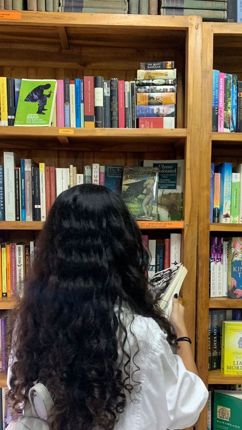 Hair Pictures Aesthetic, Book Photography Aesthetic, Book Lover Aesthetic, Curly Hair Aesthetic, Lover Aesthetic, Hogwarts Dr, Library Pictures, Vibe Aesthetic, Brown Curly Hair