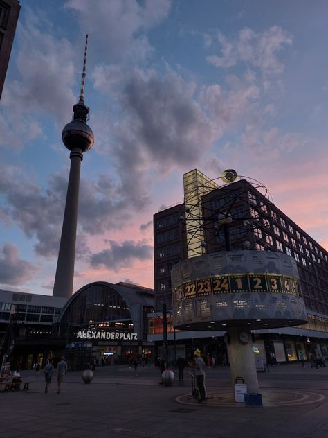 ALEXANDER PLATZ - Berlin Bvb Wallpaper, Berlin Aesthetic, City Life Aesthetic, Berlin Street, Photoshoot Backdrops, East Side Gallery, Berlin City, Berlin Wall, Sustainable Tourism