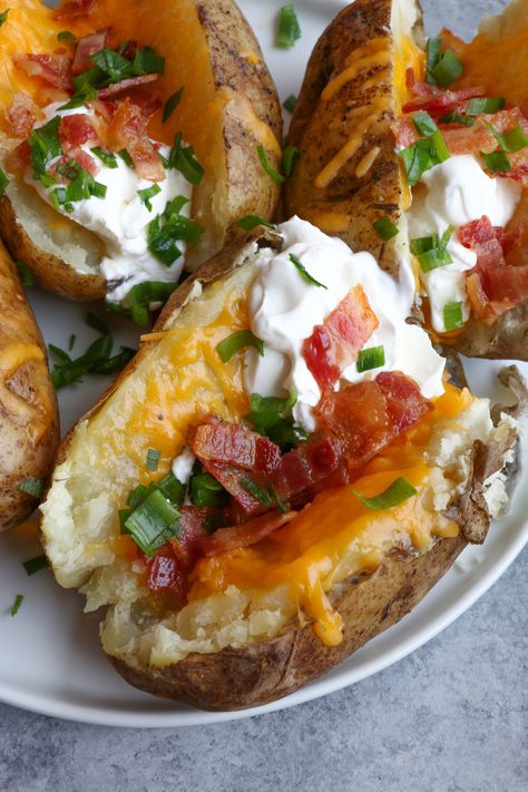 Loaded Baked Potatoes with Bacon and Cheddar!!! So good and so easy to make! This is the best comfort food. Be sure to check out my tips! Baked Potato Meals, Baked Potatoes Dinner, Potato With Bacon, Fully Loaded Baked Potato, Bacon Ideas, Potato Loaded, Baked Potato Dinner, Loaded Potatoes, Potatoes With Bacon