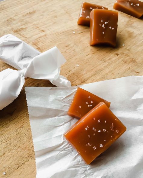 Salted Rosemary Caramel. Soft and chewy, these homemade caramels have a slight essence of rosemary and get finished with a sprinkling of sea salt. | Zestful Kitchen #homemadecaramel #saltedcaramel #howtomakecaramel #homemadecandy Sea Salt Caramel Recipe, Paleo Candy, Salted Caramel Recipes, Salted Caramels, Rachel Khoo, Healthier Snacks, British Desserts, Honey Caramel, Banoffee Pie