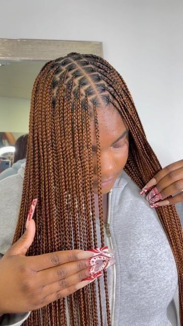 Small Knotless Color 30, Smeduiem Knotless Blonde, Two Tone Knotless Braids Black Women, Small Color Knotless Braids, Color 4 And 30 Knotless Braids, Color 8 Knotless Braids, Color 30 Knotless Braids Black Women, Box Braids 30 Color, Medium Knotless Braids With Curly Ends And Color