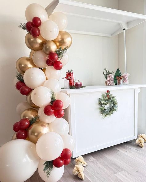 Christmas Gender Reveal Balloon Arch, Christmas Balloon Decorations Diy, Christmas Birthday Balloons, Small Balloon Garland On Wall, Santa Baby Balloon Arch, Christmas Event Backdrop, Winter Balloon Decor, Christmas Garland Backdrop, Balloon Arch Christmas