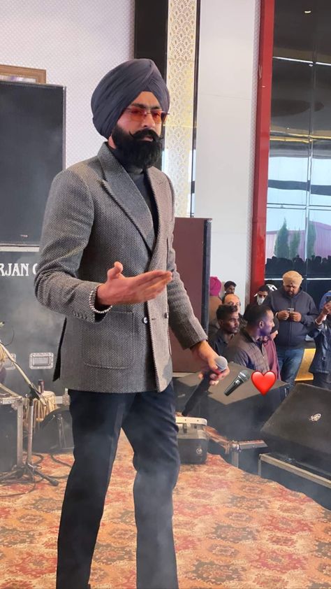 Tarsem Jassar Pics, Tarsem Jassar, Sardar Fashion, Suits Harvey, Long Beard, Army Girlfriend Pictures, Girlfriend Pictures, Dress Suits For Men, Army Girlfriend