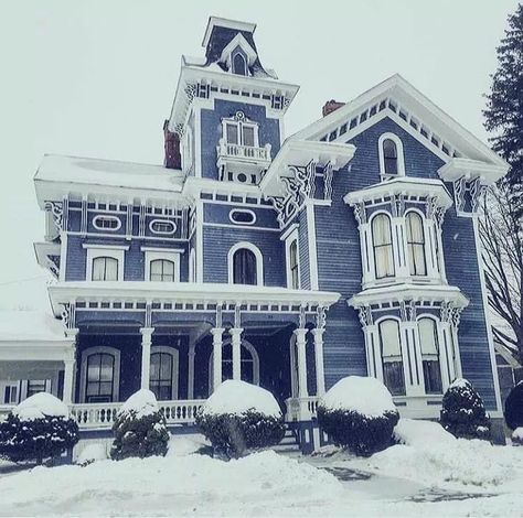 House With White Trim, Blue Victorian House, Historical Houses, Victorian Exterior, Old Victorian Homes, Building Inspiration, Victorian Style Homes, Výtvarné Reference, Sims Building