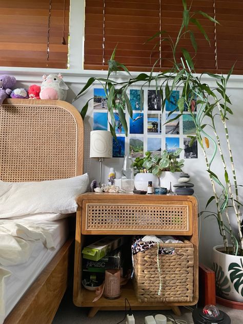 Cool Beach Room Ideas, Ocean Apartment Aesthetic, Beachy Aesthetic Wallpaper Laptop, Beachy Aesthetic Room Decor, Summer Beach Room Aesthetic, Room Ideas Hawaii, Surfy Bedrooms, Surf Room Decor Hawaii, Island Room Aesthetic