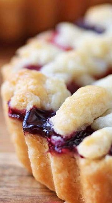 Mixed Berry Mini Pies, Mixed Berry Tart, Mini Berry Pies, Frozen Berry Pie, Fruit Deserts, Berry Pies, Berry Pie Recipe, Banana Recipes Overripe, Baking Therapy