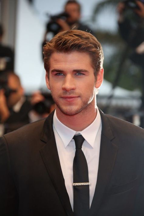 Liam Side Part Guy Hair, Hemsworth Brothers Liam, Clean Facial Hair Men, Men’s Side Part, Liam Hemsworth Hair, Hair Man Style, Liam Hemsworth Hunger Games, Side Part Men, Hemsworth Brothers