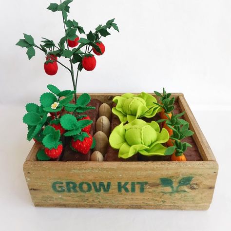 Play Garden, Pretend Food, Backyard Vegetable Gardens, Fruit Stands, Strawberry Plants, Felt Pattern, Felt Food, Indoor Fun, Play Food