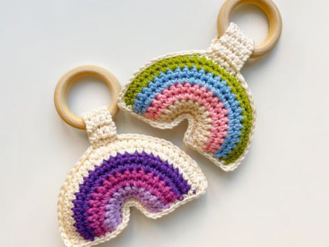 Make a special present with FREE crochet pattern for a rainbow baby rattle! Rattle Crochet Pattern, Rattle Crochet, Wooden Baby Rattle, Crochet Rattle, Crochet Rainbow, Rainbow Crochet, Cute Rainbow, Pregnancy Gifts, Baby Rattle