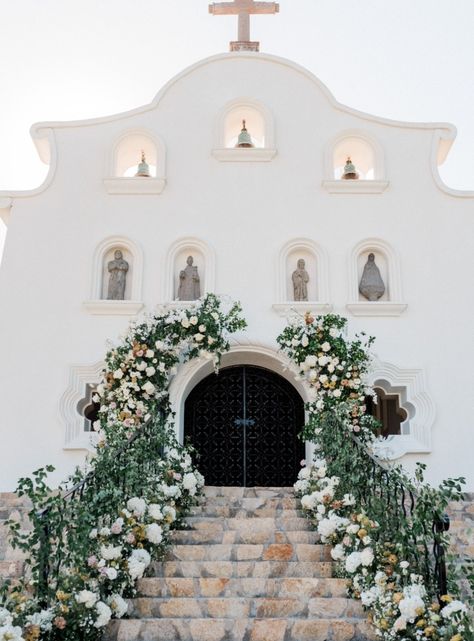 Everything You Need to Know When Booking One&Only Palmilla in Mexico for Your Destination Wedding Dream Wedding Locations, Mexico Wedding Venue, Mexico Destination Wedding, Destination Wedding Mexico, Mexico Resorts, Wedding Officiant, Mexico Wedding, Church Decor, Tropical Garden