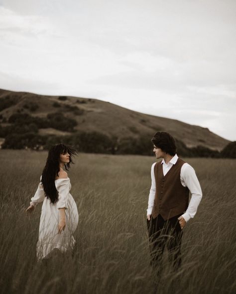 Open field couples photoshoot 1800s Romance, Field Couples Photoshoot, Western Couples, Pre Shoot, Open Field, Fall Photoshoot, Pose Ideas, To The End, Couples Photoshoot