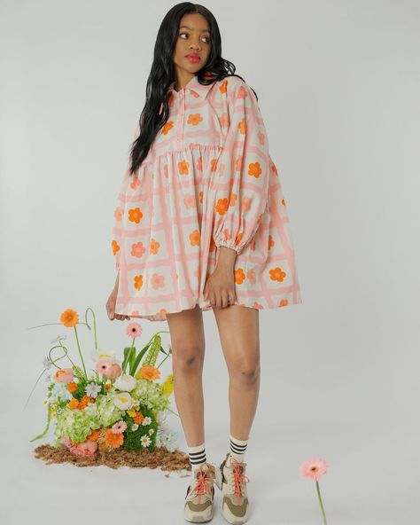 grey milk on Instagram: “meet dilly 🌷 this lil lady is a shirt/smock dress mash up and is the sweetest. wiggly checks, vegan pearl buttons and stretchy cuffs…” Smock Dress Outfit, Shabby Chic Clothes, Whimsical Fashion, Summer Dress Outfits, Pearl Buttons, Smock Dress, Simple Dresses, Daily Fashion, Modest Fashion