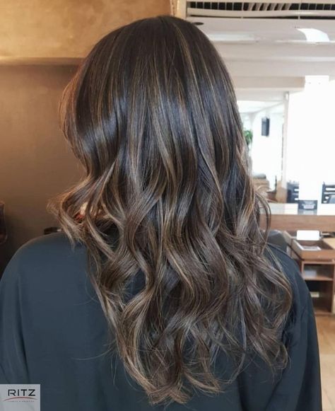 Brown Lights On Dark Hair, Brushlight Hair Brown, Brown Hair Subtle Highlights, Subtle Brown Balayage, Sunkissed Highlights, Babylights Hair, Soft Balayage, Hair Styels, Subtle Highlights