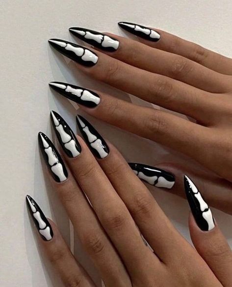 40  Spooky Halloween Nail Designs for 2024 - Boss Babe Chronicles Horror Nails, Black Halloween Nails, Nail Art Halloween, Halloween Press On Nails, Cute Halloween Nails, October Nails, Nail Art Gel, Seasonal Nails, Blush Nails