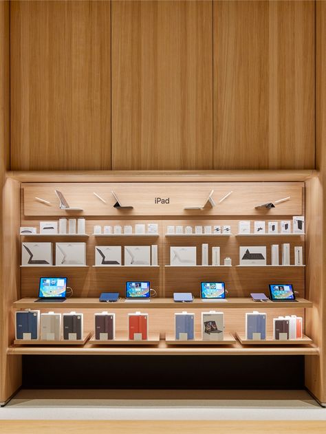 The very meticulous iPad product display from Apple in 2023 with accessories. This is the official setup as design by the Apple retail team. Lots of wood. Apple Store Interior, Apple Store Design, Apple Display, Apple Office, Store Display Design, Apple Shop, Visual Merchandising Displays, Magazine Website, Laptop Shop