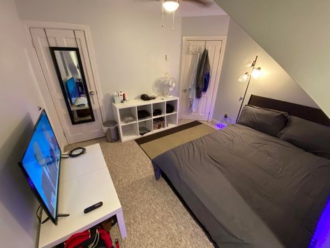 Aesthetic Guys Room Ideas, Simple Men Room Ideas, Small Bedroom Ideas For Guys, Mens Room Decor Ideas, Guy Room Inspiration, Male Aesthetic Bedroom, Guys Apartment Bedroom, Guys Room Inspiration, Tech Room Ideas Bedrooms