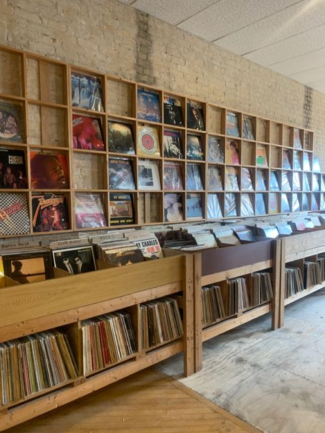 #vinyl #recordstore #aesthetic Japanese Record Store, Vinyl Shop Aesthetic, Record Library, Record Store Aesthetic, Record Bar, Vintage Record Store, Albums Vinyl, Vinyl Cafe, Office Music