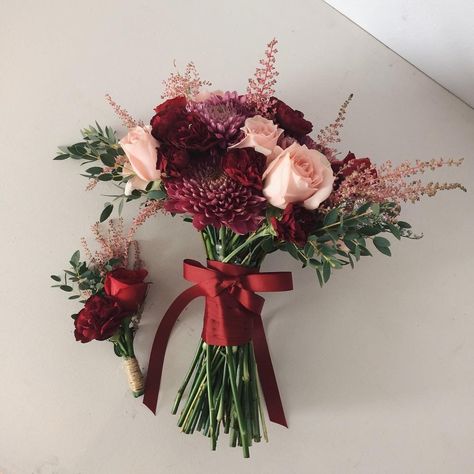 Burgundy and Peach handbouquet Bouquet Of Flowers Burgundy, Burgundy Flower Bouquet Wedding, Maroon Bouquet Wedding, Wedding Bouquets Maroon, Handbouquet Wedding, Maroon Bouquet, Simple Bridesmaid Bouquets, Bridesmaid Suits, Small Bridesmaid Bouquets