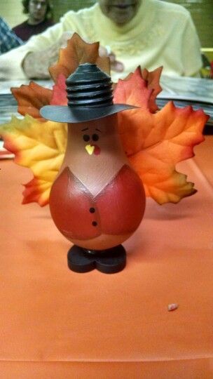 Easy Diy Thanksgiving Crafts, Thanksgiving Tray, Bulb Craft, Thanksgiving Gourds, Lightbulb Crafts, Lightbulb Ornaments, Thanksgiving Wood Crafts, Thanksgiving Crafts Decorations, Diy Thanksgiving Crafts