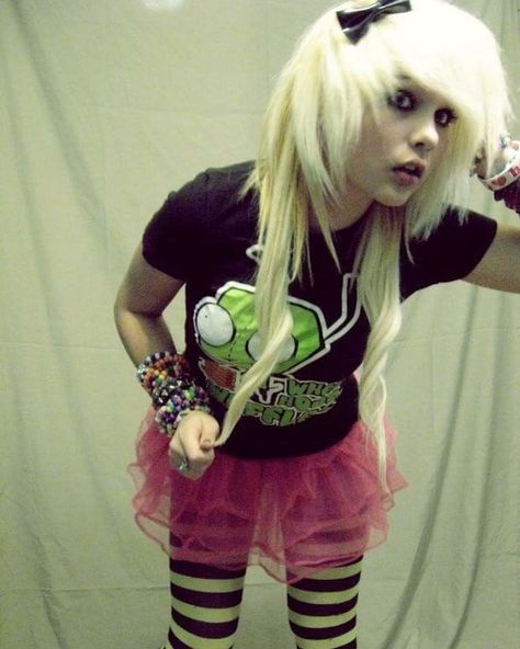 Scenecore Fashion, Amber Katelyn Beale, Scene Girl Fashion, Scene Emo Fashion, 2000s Scene, Scene Goth, Emo Scene Hair, Scene Queens, Random Picture