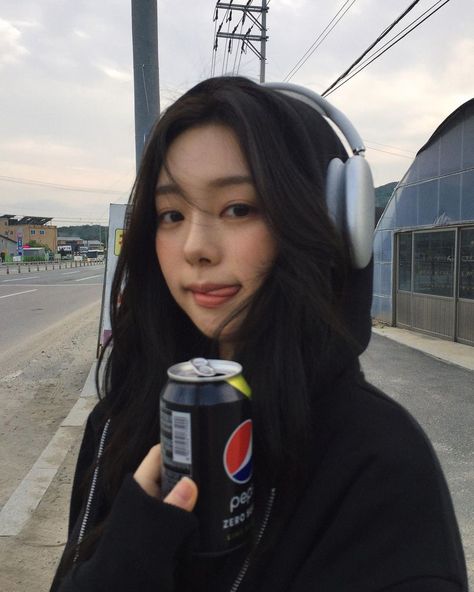 Ins: @seon_uoo Kore Ulzzang, Girl With Headphones, Korean Photo, Photographie Portrait Inspiration, 사진 촬영 포즈, Korean Aesthetic, Uzzlang Girl, Cute Selfies Poses, Japan Girl