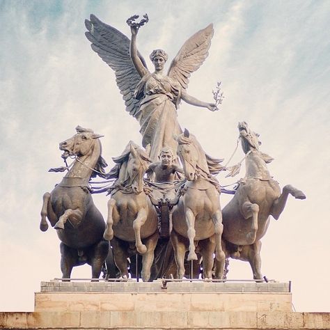 #regram @mattscutt The #quadriga atop the Wellington Arch,… | Flickr Nike Goddess, Angel Of Peace, Nike Goddess Of Victory, Historical Sculptures, Ancient Greek Sculpture, Goddess Aesthetic, Statue Tattoo, Goddess Of Victory, Ancient Statues