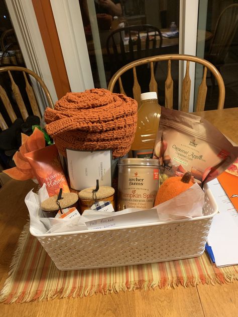 Thanksgiving Baskets, Spooky Basket, Fall Gift Baskets, Spooky Halloween Gifts, Homemade Gift Baskets, Halloween Gift Baskets, Raffle Basket, Herbst Bucket List, Best Gift Baskets