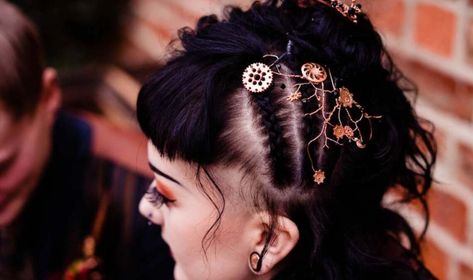 Short Steampunk Hair, Top Hat Hairstyles, Steam Punk Hairstyles, Steampunk Hairstyles, Fancy Braids, Elegant Ponytail, Low Chignon, Singer Fashion, Steampunk Women