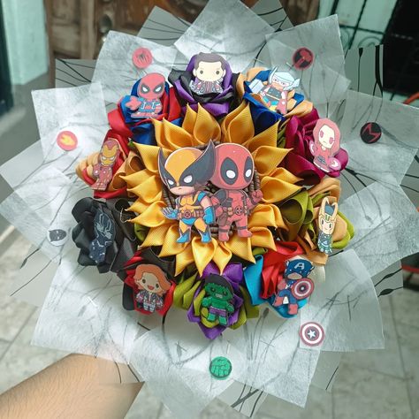 🌟✨ ¡El poder del universo Marvel en tus manos! 🌟✨ ¿Eres fanático de los superhéroes? 🚀🦸‍♂️ Ramo temático de Marvel con flores que representan a tus héroes favoritos, es el regalo ideal para sorprender a esa persona especial 💐🔴⚡️ #Marvel #deadpoolmovie #superhero #flores #floreseternas #byzarza Deadpool Movie, Dream Gift, Marvel Universe, Iron Man, Deadpool, Marvel, Gifts, Tela