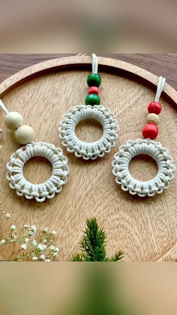 Easy Macrame Wreath, Macrame Wreath Ornament, Macrame Christmas Tree Ornaments, Macrame Knots Diy, Macrame Wreath, Macrame Christmas Tree, Easy Macrame, Wreath Ornament, Macrame Christmas