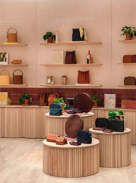 Retail Interior Design Display, Accessories Display Retail, Sezane Store, Decor Store Design, Bag Display Ideas, Shoe Store Design, Retail Store Interior Design, Store Design Boutique, Modern Store