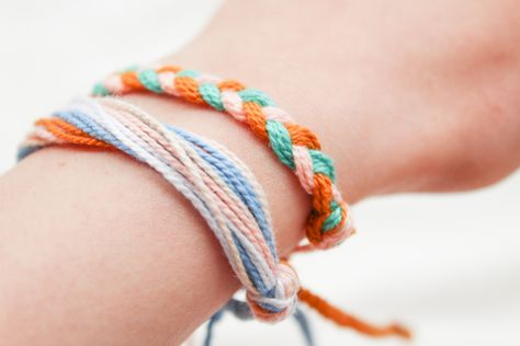 Diy Pura Vida Bracelets, Pura Vida Bracelets Tutorial, Pura Vida Bracelets Diy, Friendship Bracelet Tutorial, Embroidery Floss Bracelets, String Friendship Bracelets, Floss Bracelets, Swift Bracelets, Braided Friendship Bracelets