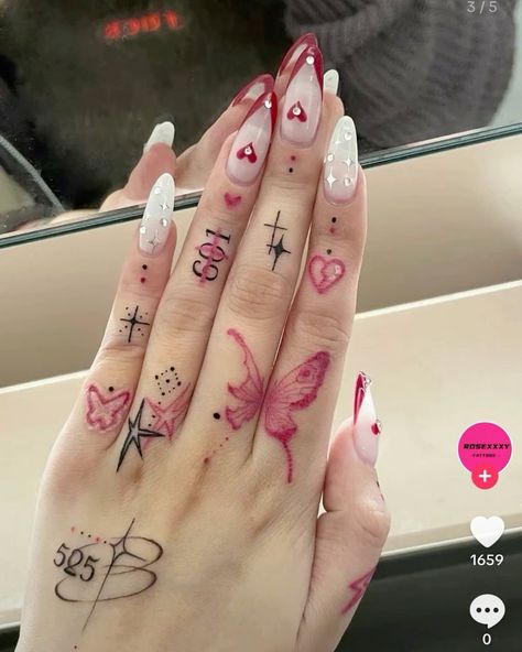 Tattoo Ideas Black Women, Elmo Wallpaper, Pink Tattoo, Finger Tats, Cute Hand Tattoos, Hand And Finger Tattoos, Pretty Hand Tattoos, Inspiration Tattoos, Tattoos For Black Skin