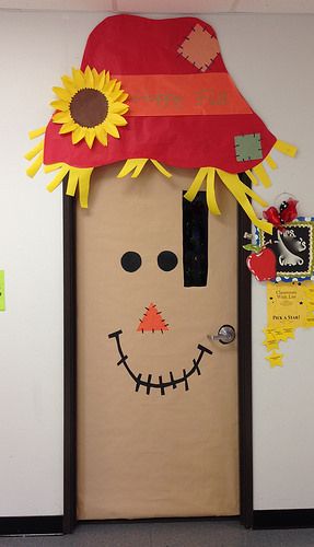 photo Fall Classroom Door, Preschool Door, Halloween Classroom Door, Fall Door Decor, Thanksgiving Classroom, Fall Classroom Decorations, Fall Classroom, School Door Decorations, School Doors