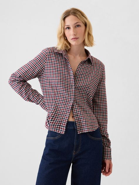 Soft cotton, fitted and cropped flannel plaid shirt.  Long sleeves with button cuffs.  Button front.  Fit: Close to the body.  Hits at the hip.  Models wearing Gap Women In Button Ups, Cropped Flannel Outfits, Plaid Shirt Outfit, Cropped Flannel, Plaid Shirt Outfits, College Wardrobe, Plaid Shirt Women, Flannel Outfits, Womens Flannel Shirt