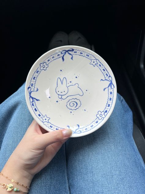 Potter Painting Bowl, Fine China Design, Cute Aesthetic Pottery, Sanrio Pottery Painting Ideas, Slip Painting Pottery, Self Painted Pottery Ideas, Cute Pottery Plate, Cute Color Me Mine Ideas, Sanrio Pottery Painting